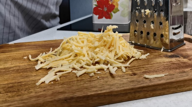 Натріть сосиски на тертці і будете в захваті від результату. Це така смакота