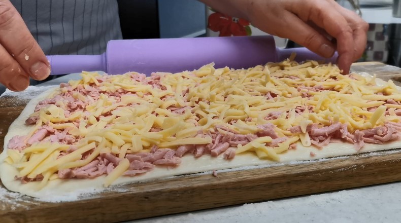 Натріть сосиски на тертці і будете в захваті від результату. Це така смакота