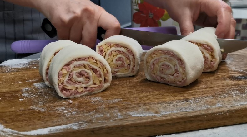 Натріть сосиски на тертці і будете в захваті від результату. Це така смакота