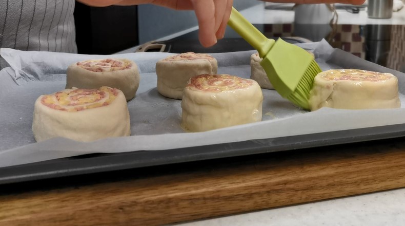 Натріть сосиски на тертці і будете в захваті від результату. Це така смакота