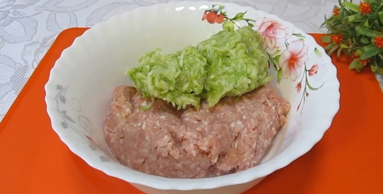 Соковиті котлети з кабачками. Навіть не сумнівайтеся, що це ніжно та смачно