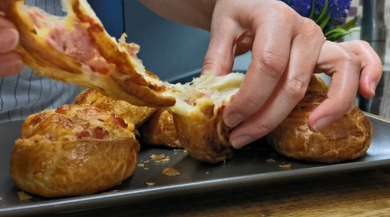 Натріть сосиски на тертці і будете в захваті від результату. Це така смакота