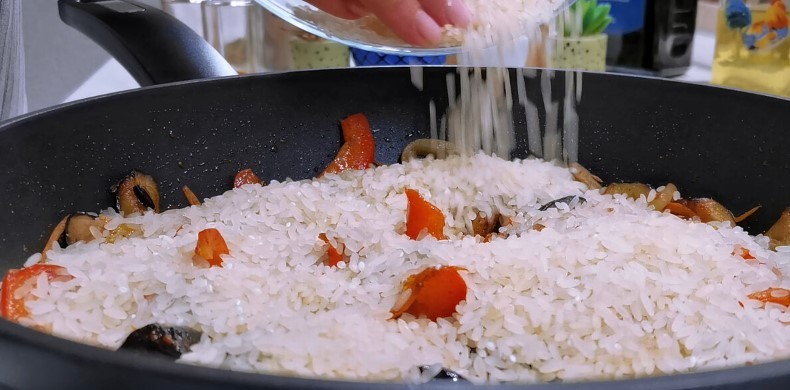 Чудово смачний пісний плов на сковороді