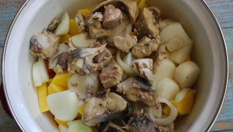 Тушковані овочі з консервованою рибою