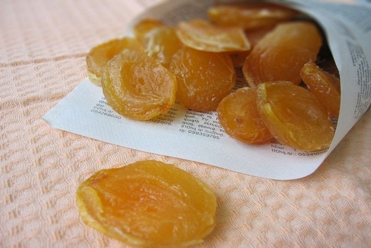 Цукати з абрикосів у сушарці