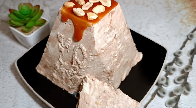 Сирна паска Снікерс з шоколадом, карамеллю та арахісом