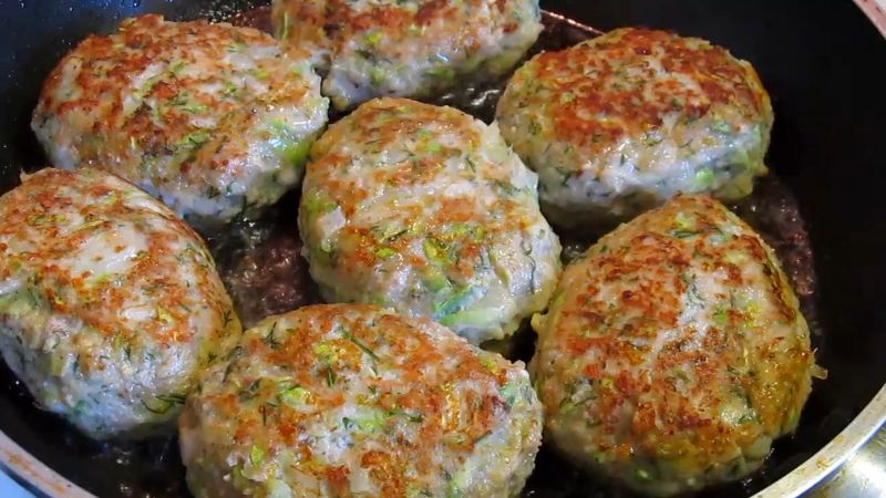 Соковиті котлети з кабачками