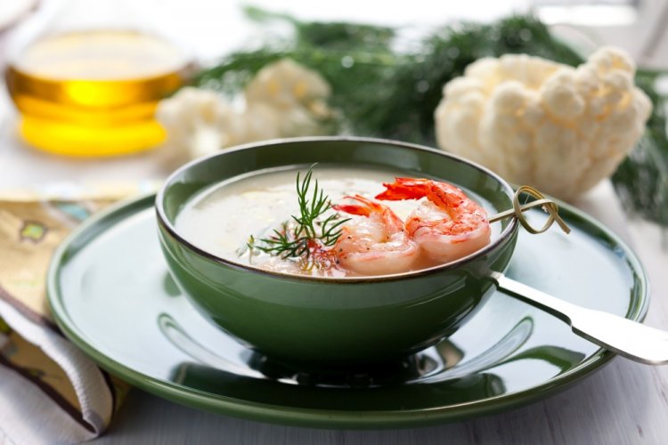 Крем-суп з креветками, цвітною капустою та кабачком