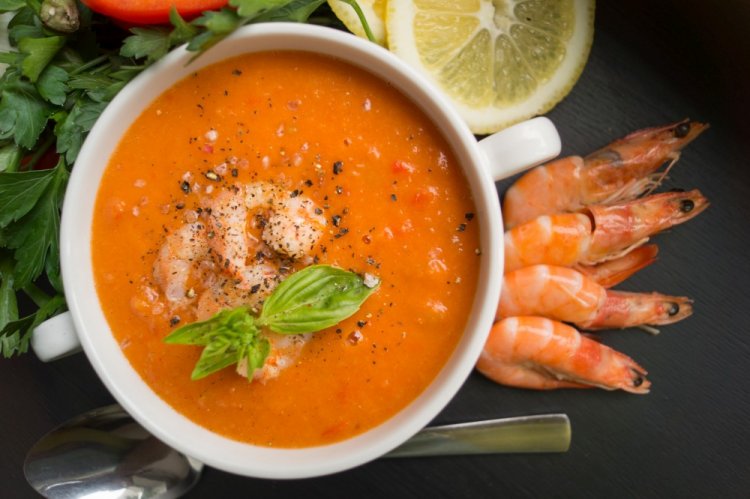 Томатний суп з креветками та сочевицею