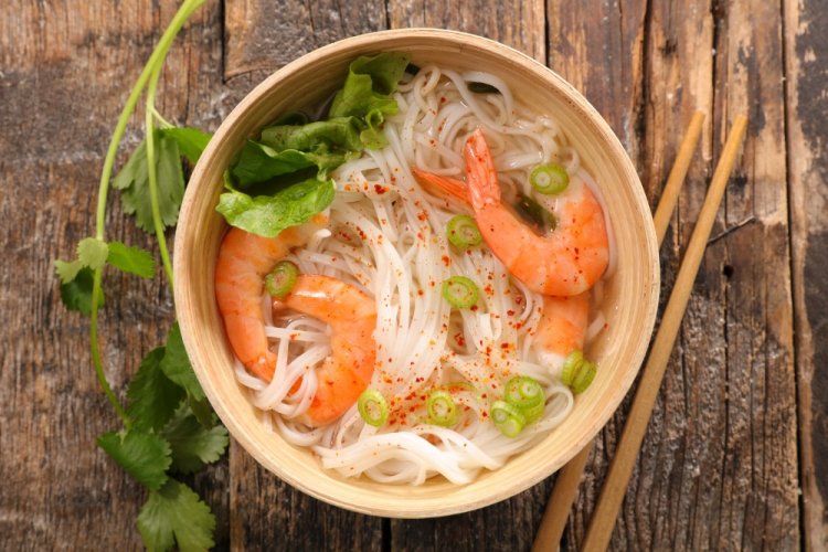 Суп з креветками та локшиною