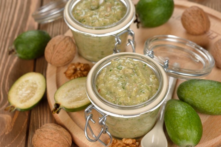 Холодне варення з фейхоа з волоськими горіхами