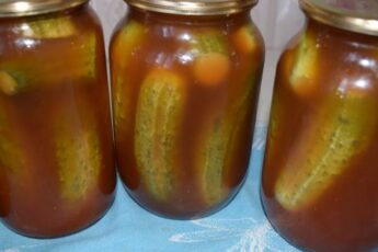 Мариновані огірки з кетчупом чилі