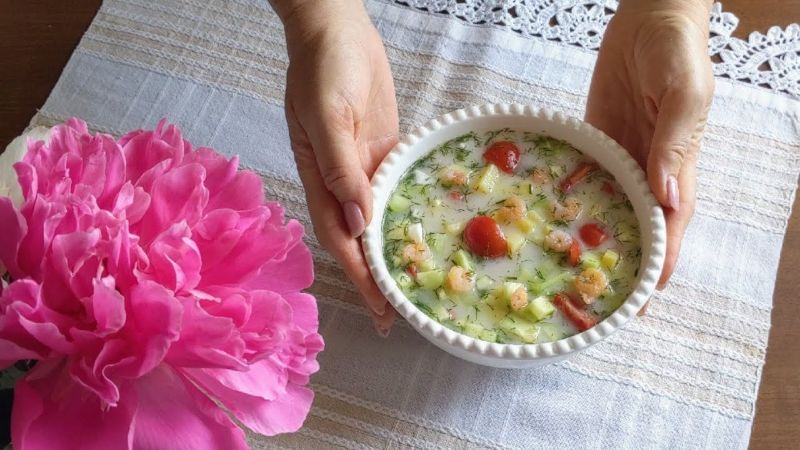 Окрошка з креветками на айрані