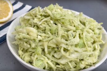 Салат із капусти та огірка