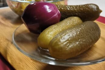 Закуска із солоних огірків