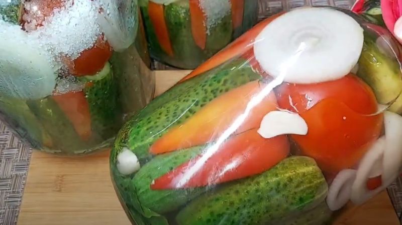 Найсмачніші огірки з помідорами на зиму без стерилізації