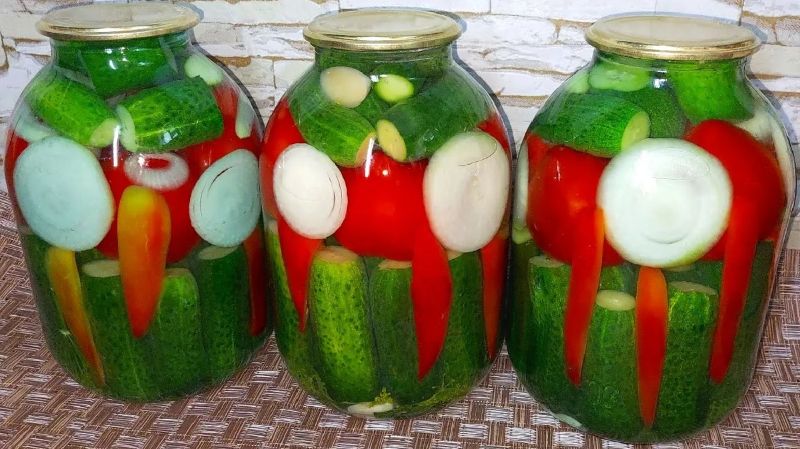 Асорті з огірків та помідорів