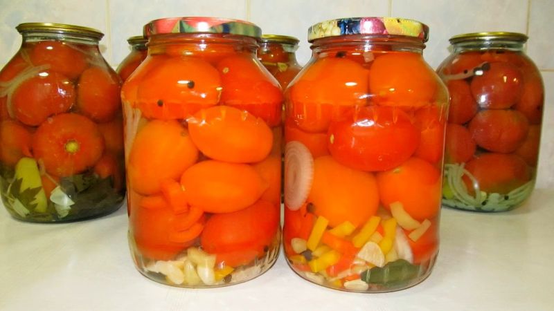 Помідори з цибулею на зиму