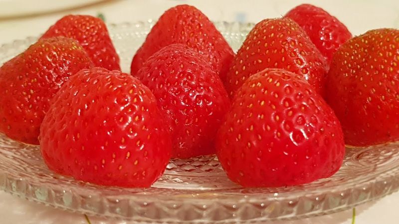 Заморожена полуниця цілком