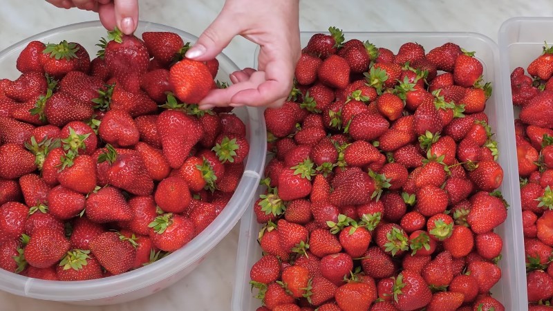Заморожена полуниця у сиропі на зиму