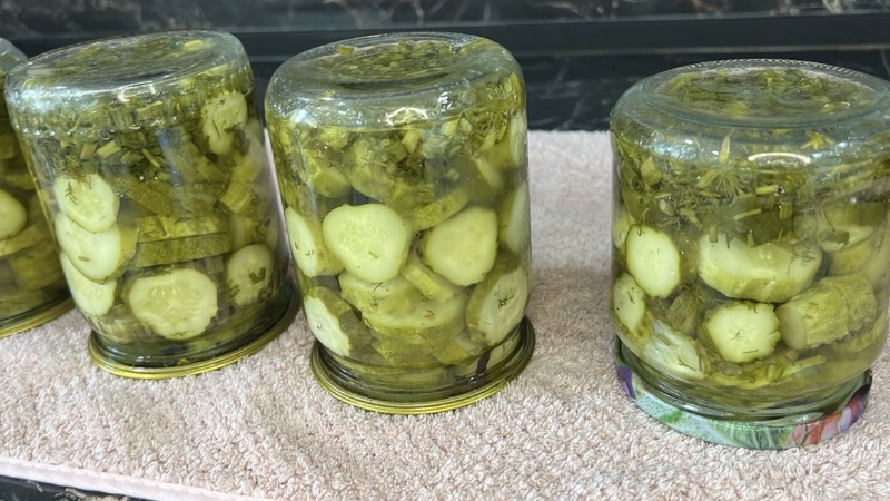 Смачні мариновані огірки на зиму, пальчики оближеш