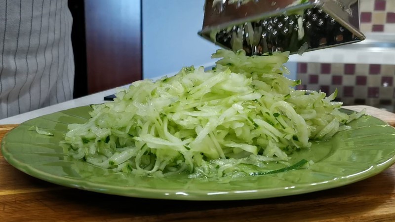 У мене огірки у сезон ніколи не пропадають. Все пускаю на смачні рецепти, особливо у спеку