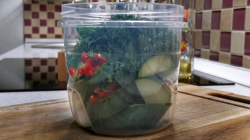 У мене огірки у сезон ніколи не пропадають. Все пускаю на смачні рецепти, особливо у спеку