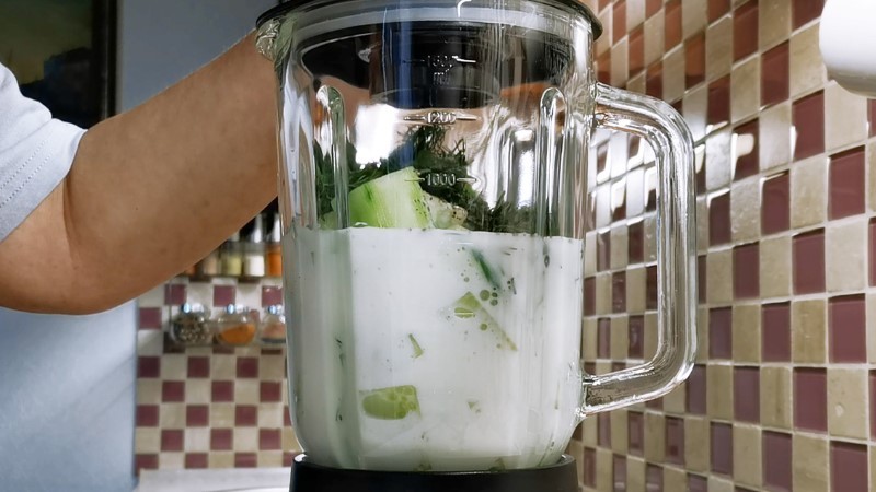 У мене огірки у сезон ніколи не пропадають. Все пускаю на смачні рецепти, особливо у спеку