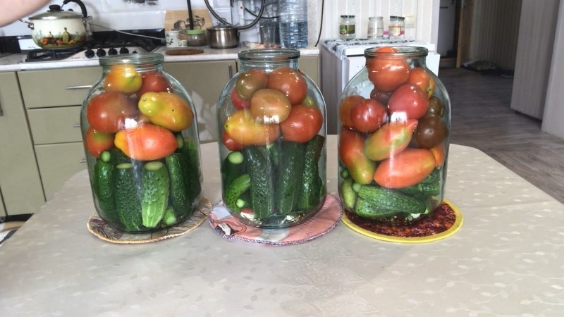 Асорті з помідорів та огірків