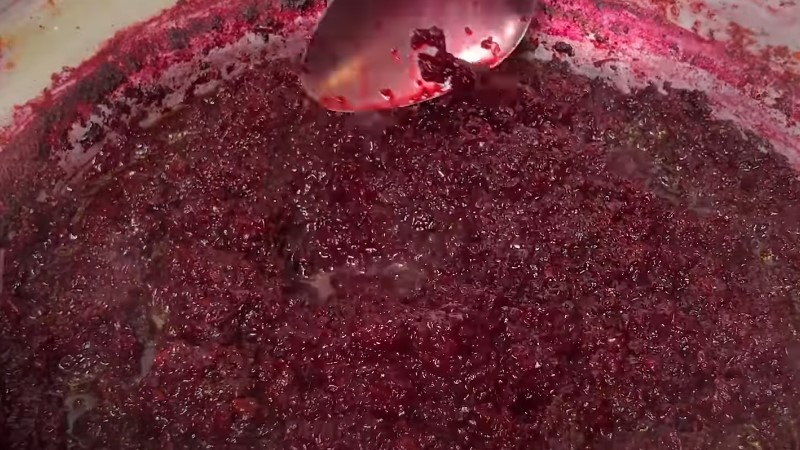 Не здогадаєтеся, з чого сьогодні аджика. Жодної стерилізації, зберігаю в шафі на кухні