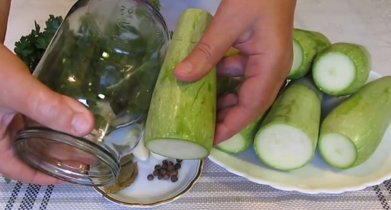 Хрумкі, ароматні, з пікантною кислинкою – мариновані кабачки