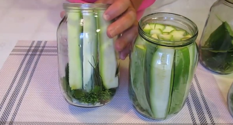 Хрумкі, ароматні, з пікантною кислинкою – мариновані кабачки