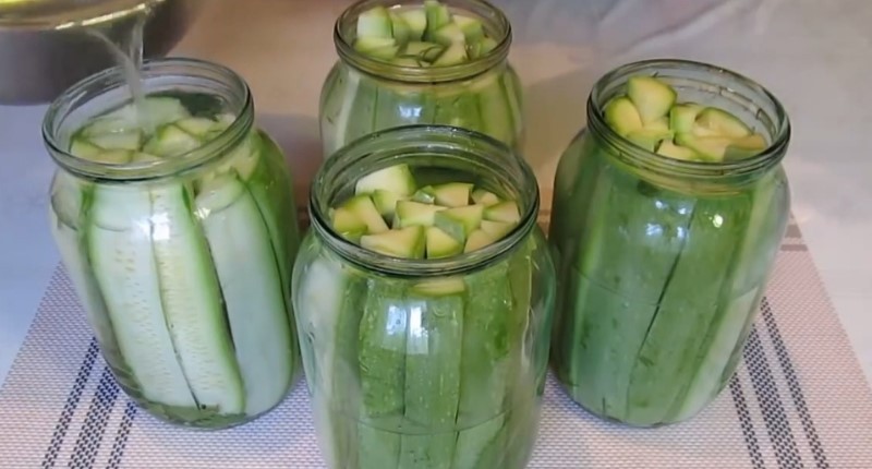 Хрумкі, ароматні, з пікантною кислинкою – мариновані кабачки
