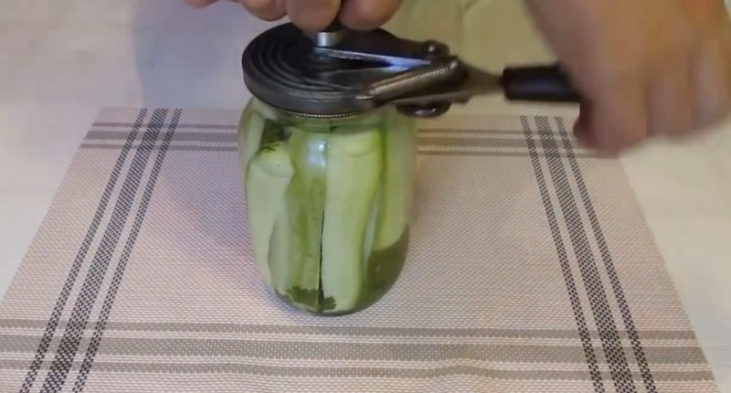 Хрумкі, ароматні, з пікантною кислинкою – мариновані кабачки