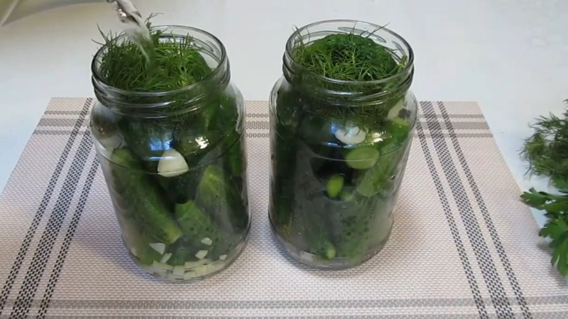 Хрусткі огірочки в приголомшливому соусі на зиму