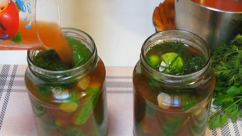 Хрусткі огірочки в приголомшливому соусі на зиму