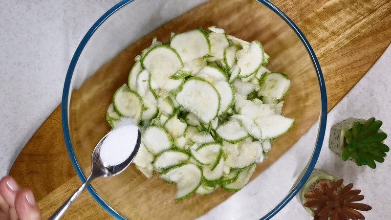 Кабачки з'їдаються як насіння, ледве встигаю готувати. Шикарна закуска