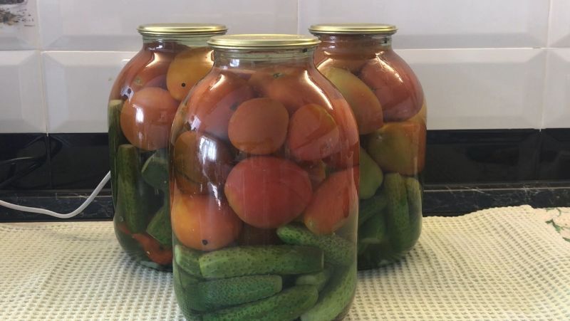 Асорті з помідорів та огірків