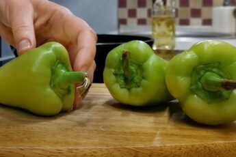 Вечеря з котлетами та болгарський перцем