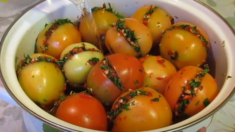 Помідори з начинкою за домашнім рецептом. Смак у них особливий