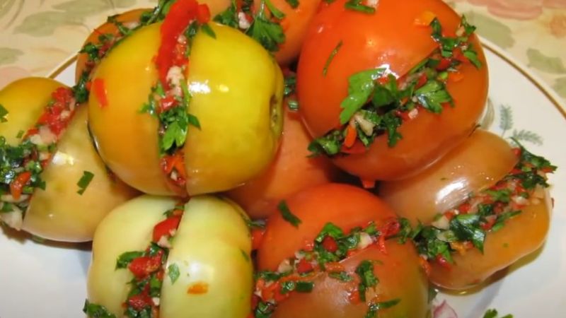 Помідори з начинкою за домашнім рецептом. Смак у них особливий