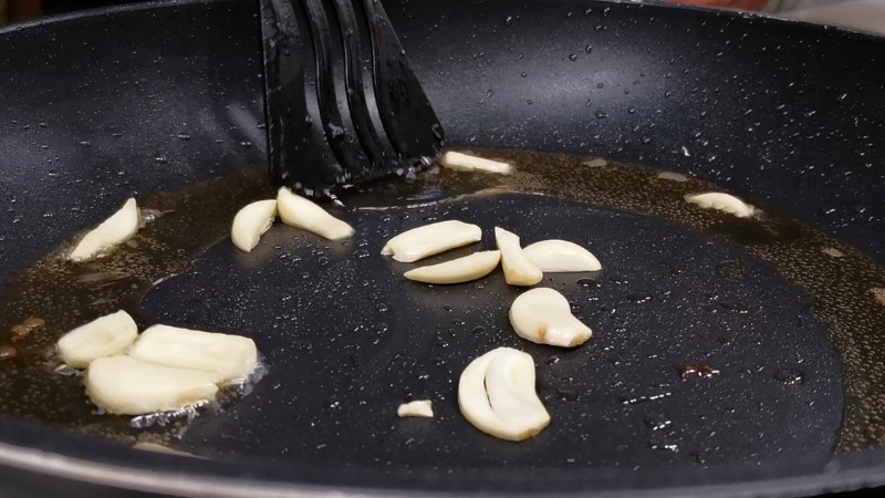 Так капусту мало хто готує, а в мене завжди йде великими сковорідками