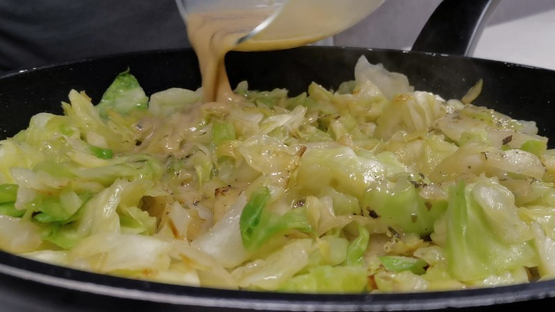 Так капусту мало хто готує, а в мене завжди йде великими сковорідками