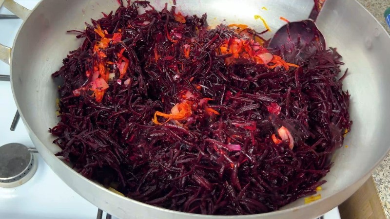 Продовжуємо робити заготовки на зиму: сьогодні готуємо заправку для борщу