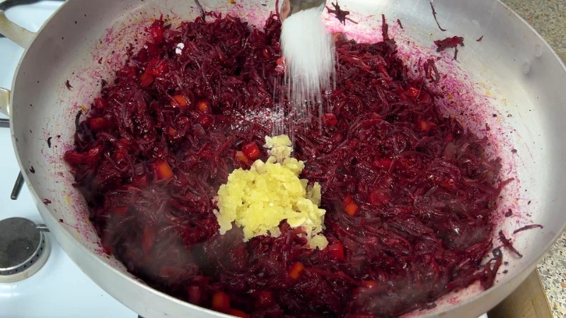 Продовжуємо робити заготовки на зиму: сьогодні готуємо заправку для борщу