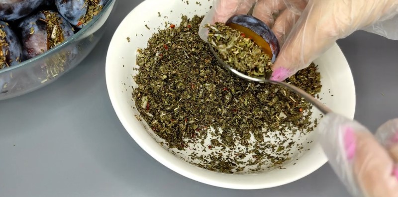 Мариновані сливи з часником і м'ятою. Чудова закуска нам зиму
