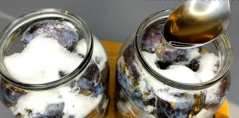 Мариновані сливи з часником і м'ятою. Чудова закуска нам зиму