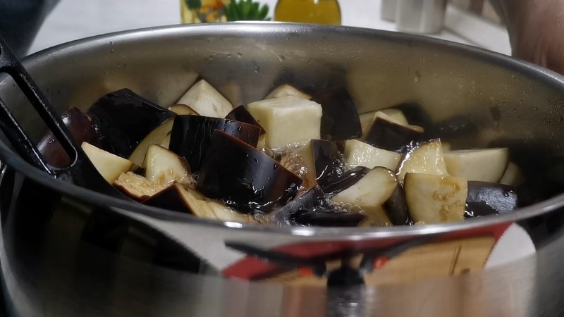 Баклажани для цієї закуски скуповую кілограмами. Готувати простіше простого