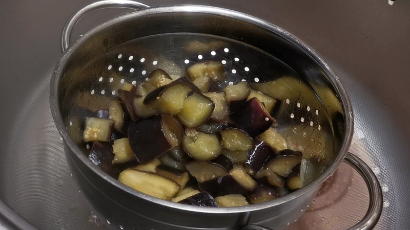 Баклажани для цієї закуски скуповую кілограмами. Готувати простіше простого