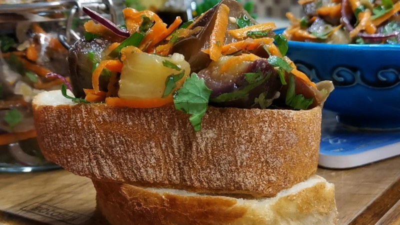 Закуска з баклажанів на хлібі